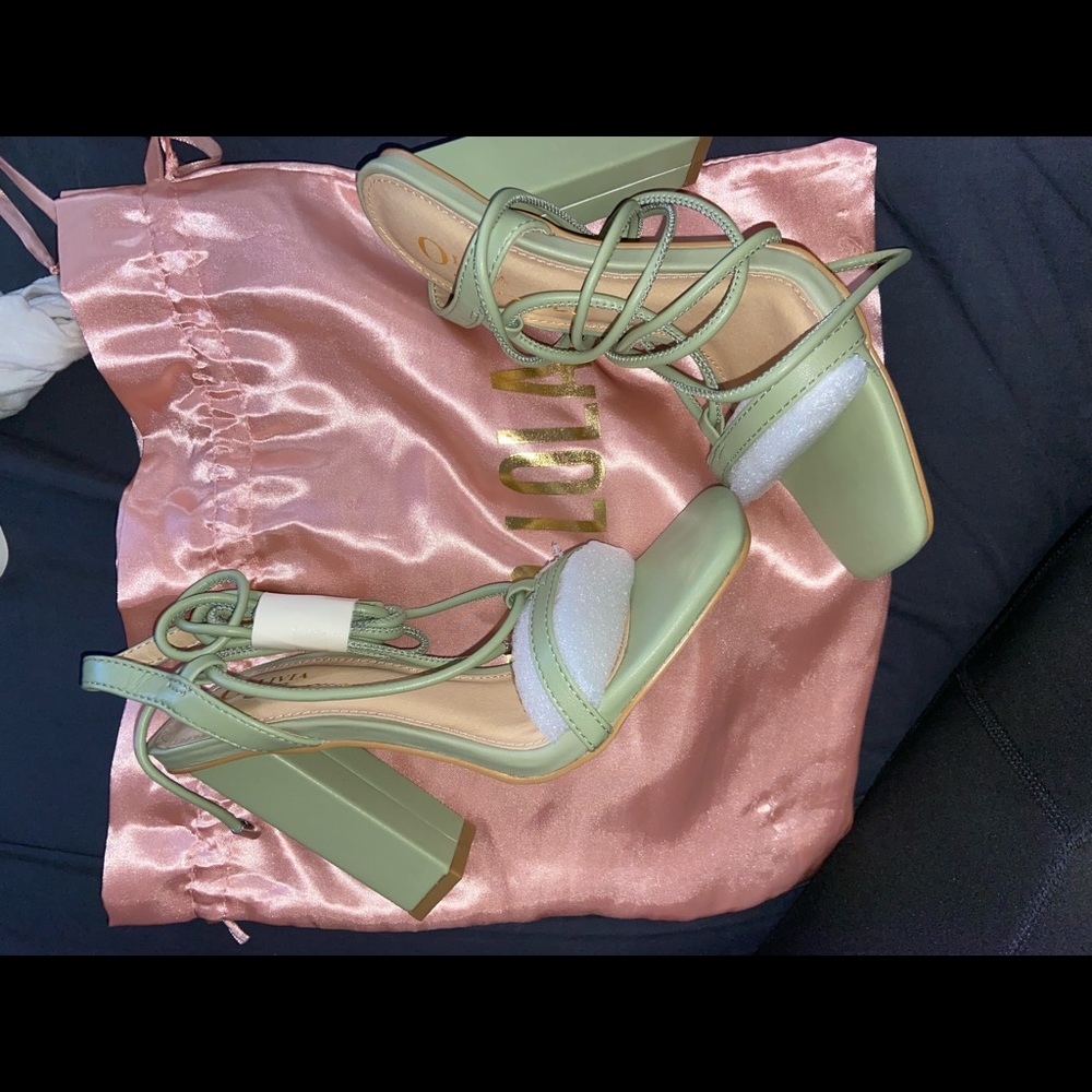 Heels - Picture 3 of 3